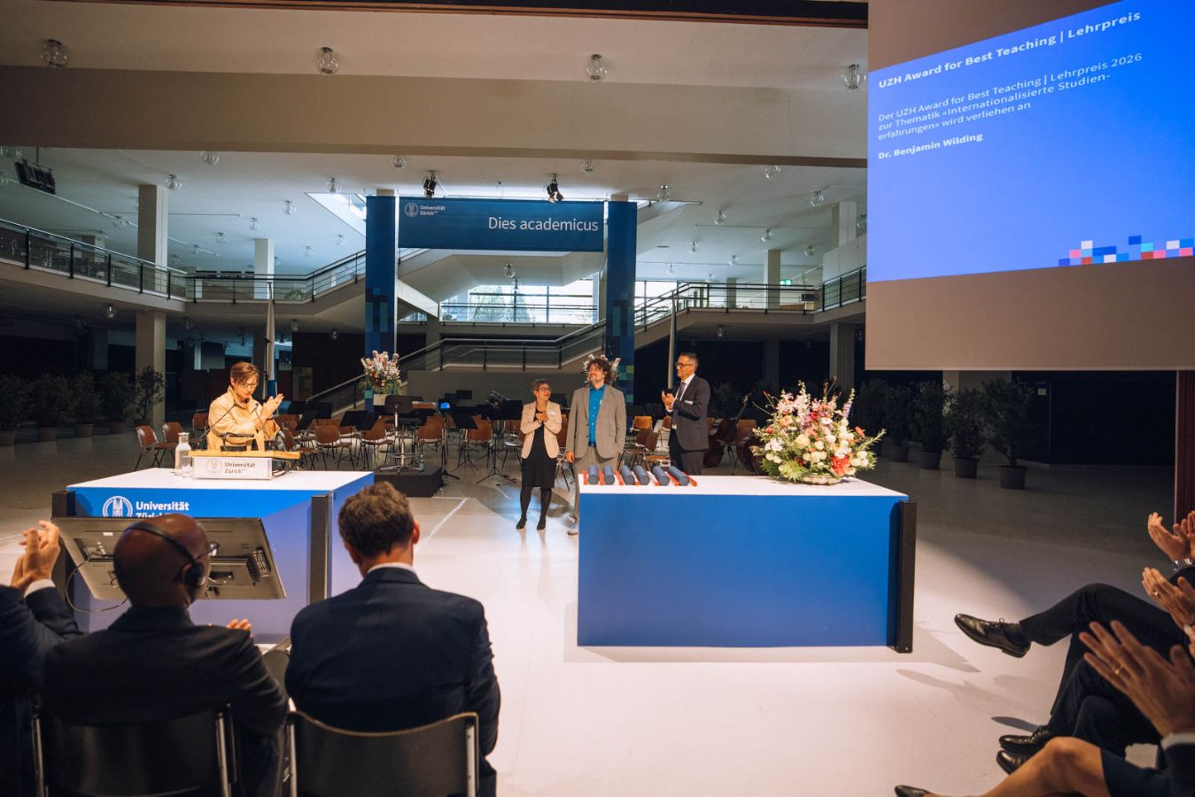 Vizerektorin Prof. Dr. Gabriele Siegert bei der Verleihung des Lehrpreises. Anlässlich des 20-jährigen Jubiläums wurden 3 Personen geehrt: Dr. Benjamin Wilding (1. Platz) sowie Prof. Dr. Stefanie Walter und Prof. Dr. Lorenz Droese (beide 2. Platz).